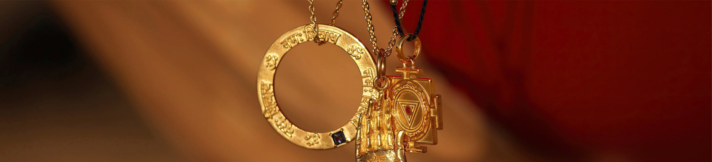 Anhänger und Ketten - Spiritueller Schmuck von ETERNAL BLISS Cora trägt eine Shiva Mantra, eine Abhaya Mudra und eine Kali Yantra Kette