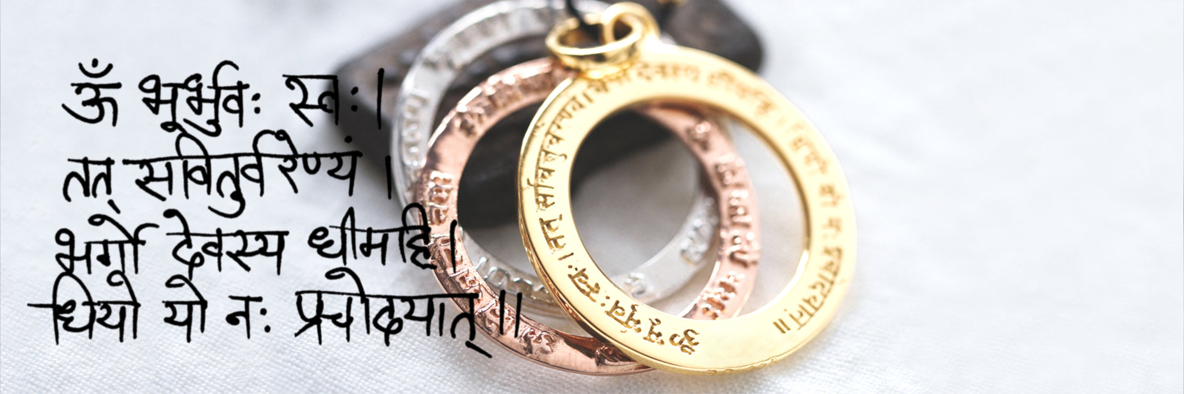 Gayatri Mantra Schmuck - Strahlende Anhänger, Armbänder und Ohrringe mit dem uralten Gayatri Mantra - Gayatri mantra jewellery - The Yoga jewellery Collection