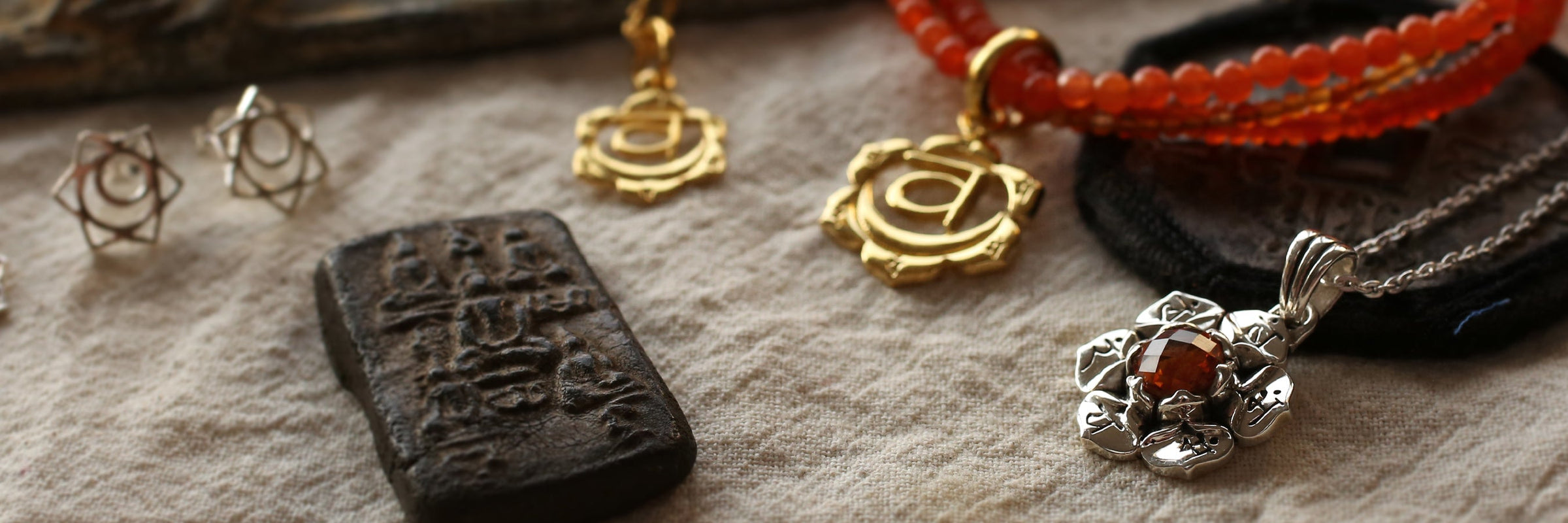 Sakral Chakra Schmuck | Anhänger, Ketten, Armbänder und Ohrringe mit dem Sakral Chakra - Thema Lebensenergie -