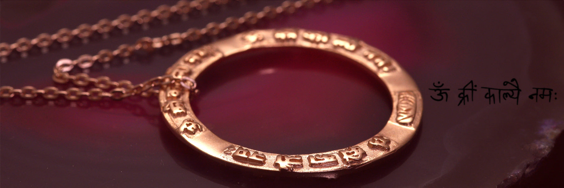 Kali Mantra Schmuck - Unsere handgefertigten Anhänger und Ketten mit dem machtvollen Mantra der Göttin Kali - Kali mantra jewellery - The Yoga jewellery Collection