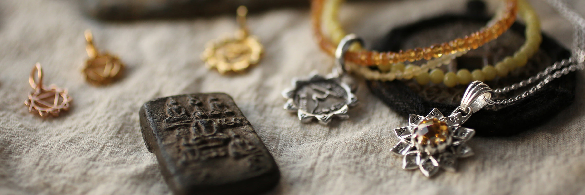 Solar Plexus Chakra Schmuck | Anhänger, Ketten, Armbänder und Ohrringe mit dem Solar Plexus Chakra - Thema Persönlichkeit -