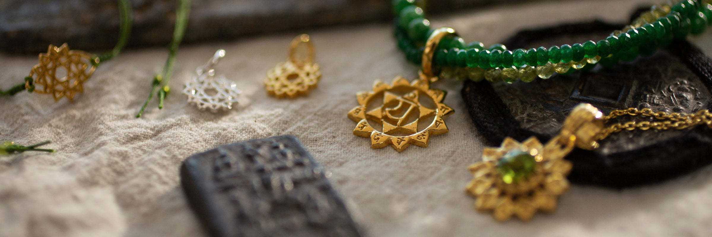 Herz Chakra Schmuck | Anhänger, Ketten, Armbänder und Ohrringe mit dem Herz Chakra - Thema Liebe -