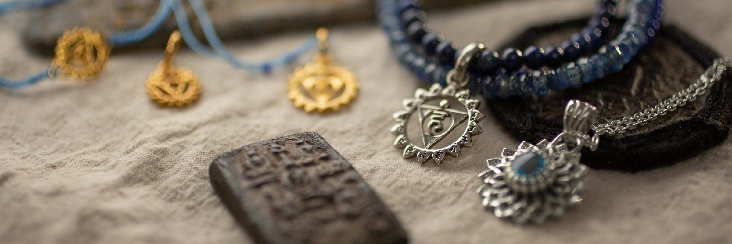 Hals Chakra Schmuck | Anhänger, Ketten, Armbänder und Ohrringe mit dem Hals Chakra - Thema Selbstausdruck -