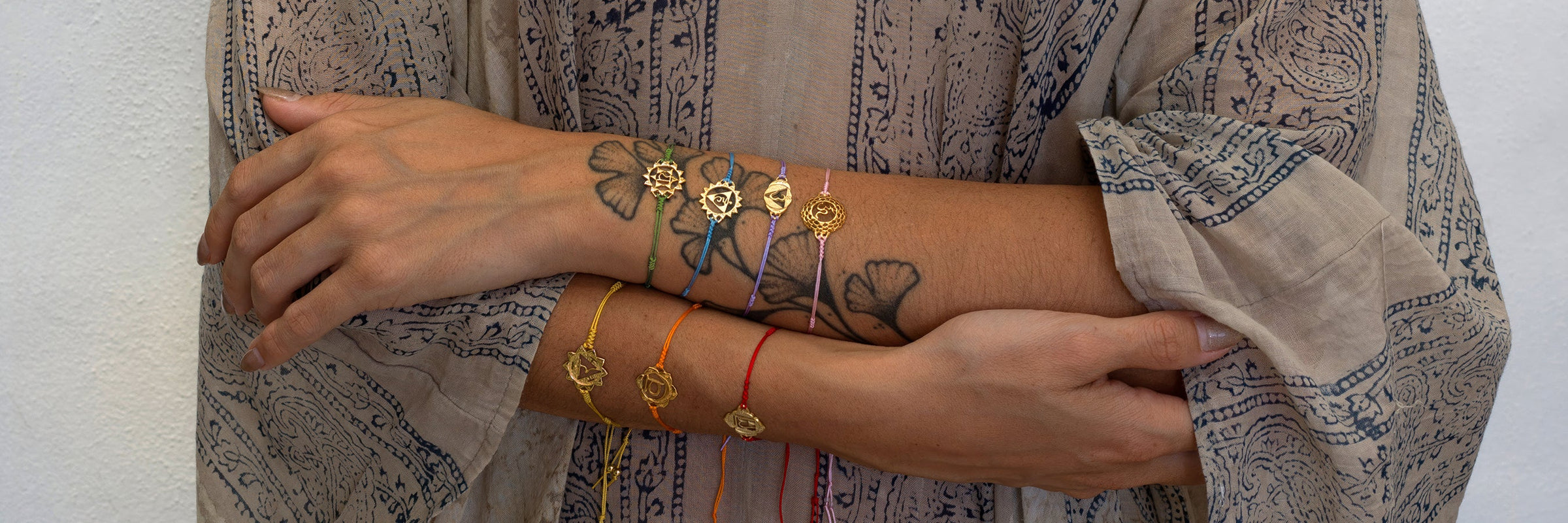 Chakra Armbänder mit Chakra Symbolen der 7 Hauptchakren| Schmuck mit spiritueller Bedeutung | Sterling Silber hochwertig vergoldet mit Edelsteinen akzentuiert | ETERNAL BLISS