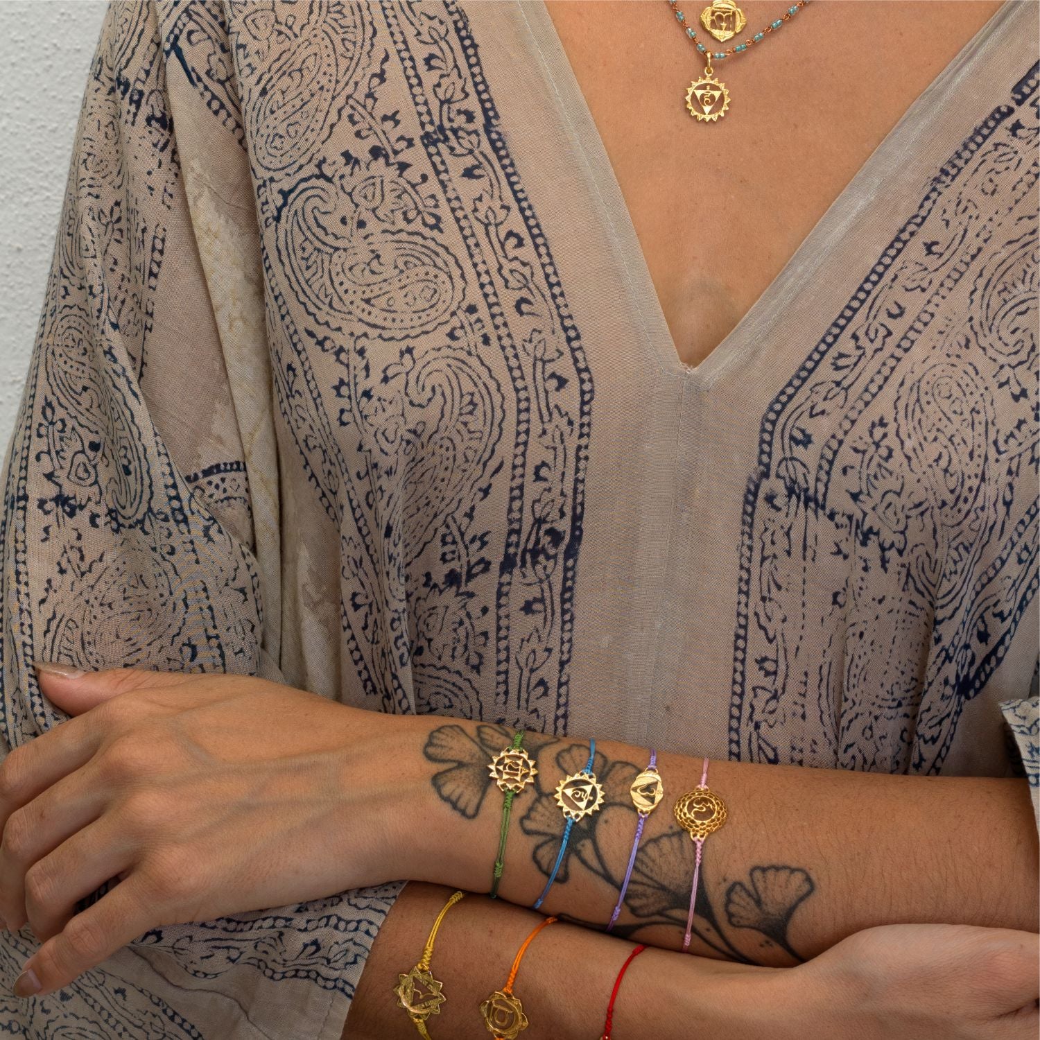 Die Yogalehrerin Steffi trägt unter anderem ein Anahata Chakra Armband vergoldet mit grünem Nylonband von ETERNAL BLISS - Spiritueller Schmuck