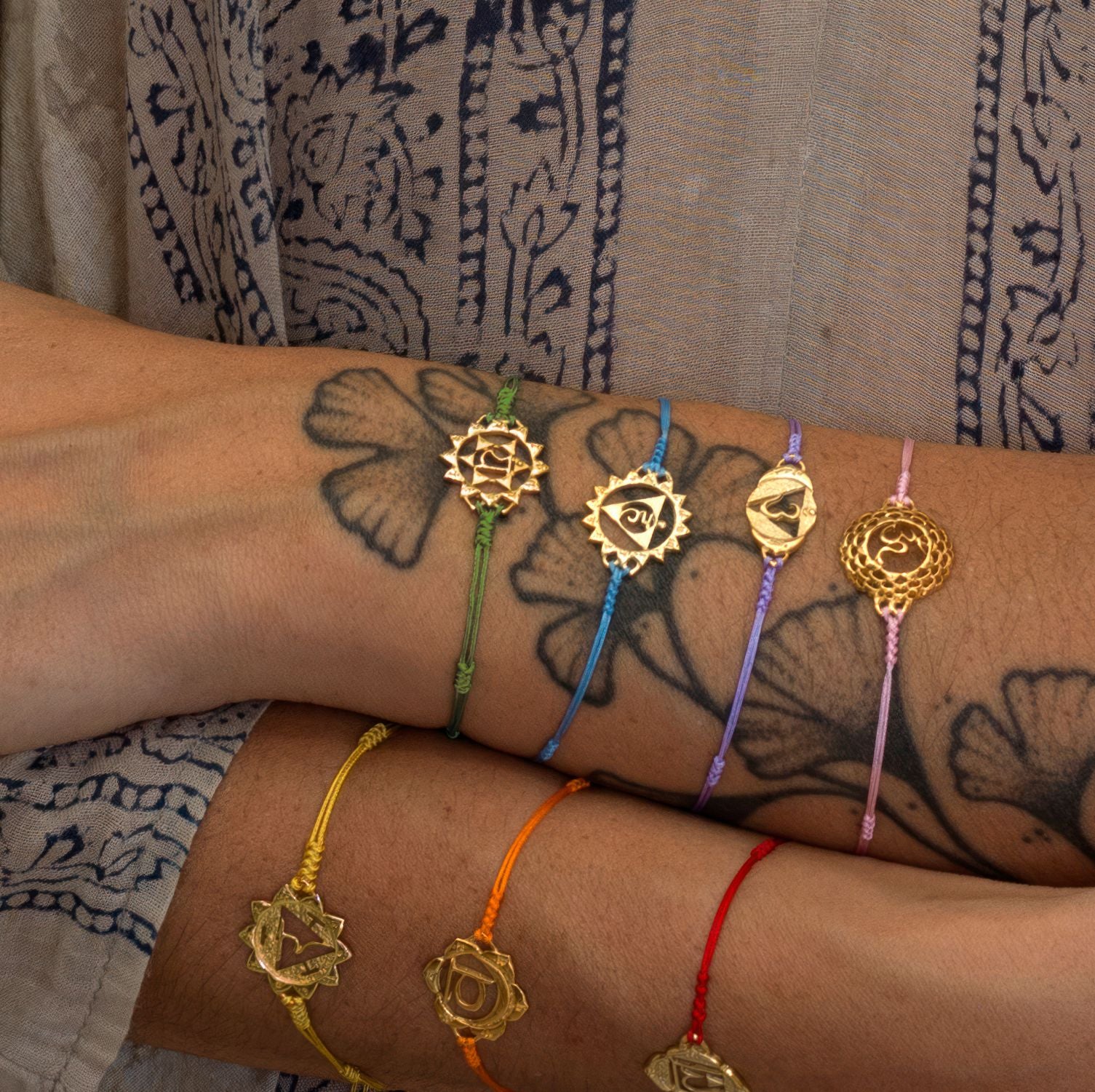 Close Up von der Yogalehrerin Steffi, die unter anderem ein Anahata Chakra Armband vergoldet aus grünem Nylonband von ETERNAL BLISS - Spiritueller Schmuck
trägt
