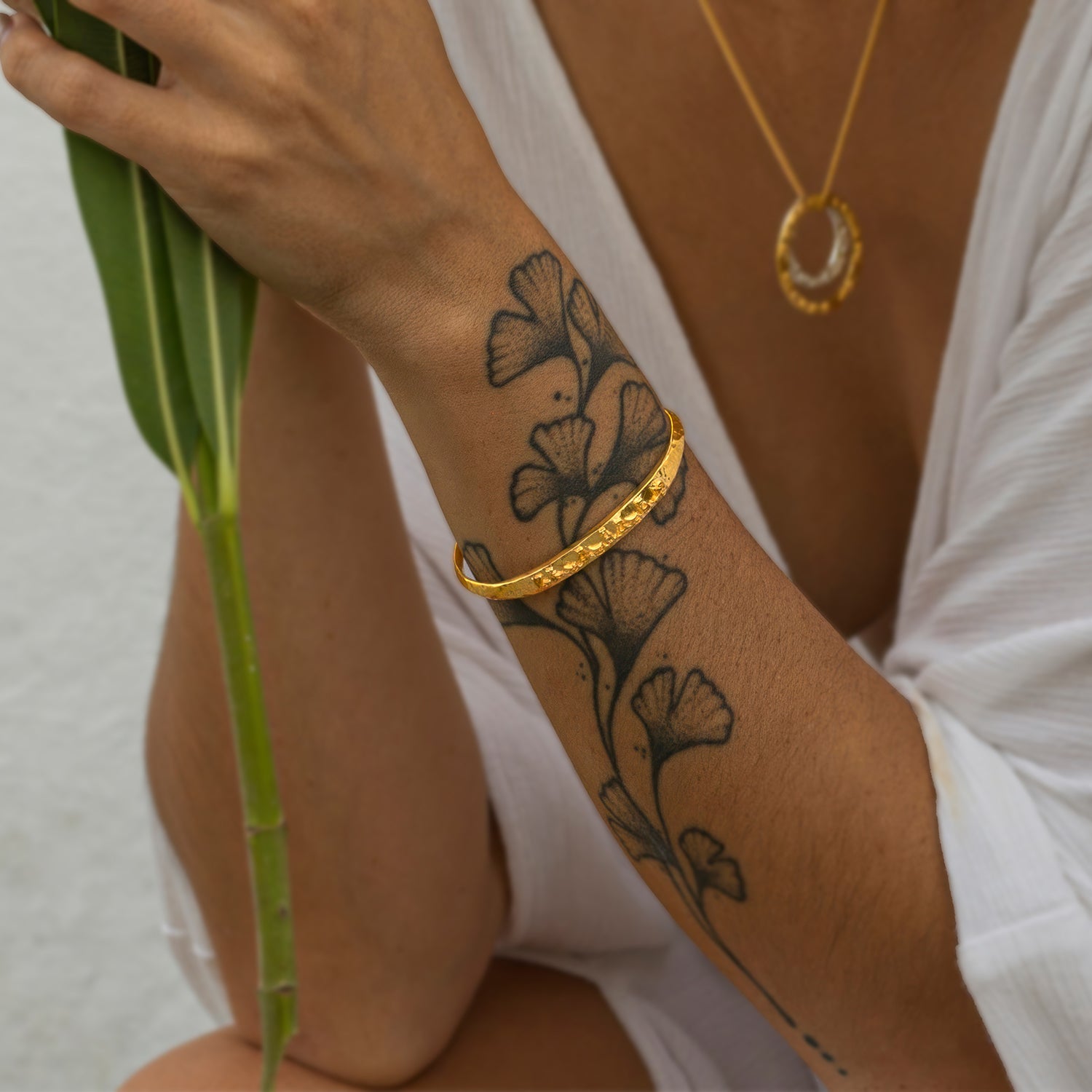 Die Yogalehrerin Steffi trägt unter anderem ein Tara Mantra Armreif aus hochwertig vergoldetem Sterling silber mit erhabenen tibetischen Schriftzeichen