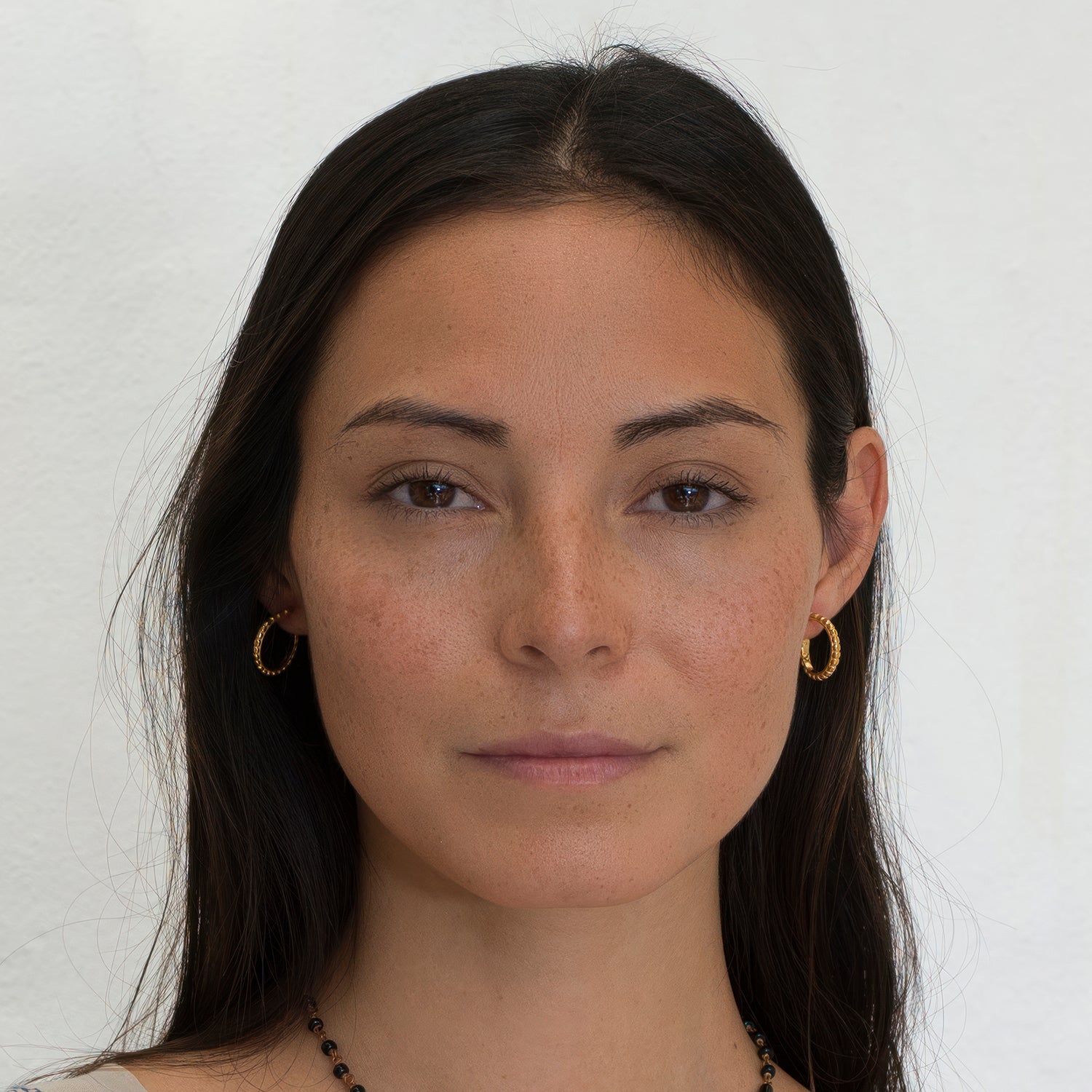 Die Yogalehrerin Steffi trägt unter anderem vergoldete indische Dreiviertelkreolen von ETERNAL BLISS - Spiritueller Schmuck