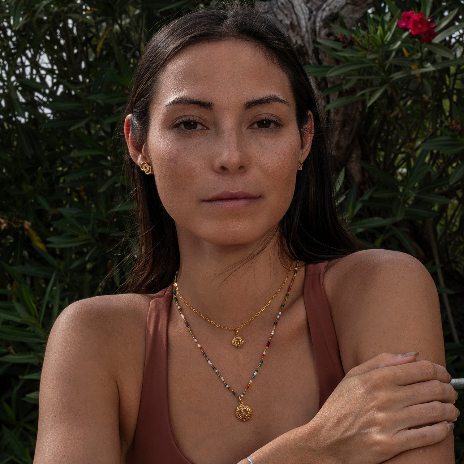 Die Yogalehrerin Steffi kombiniert vergoldete Stirn Chakra Ohrstecker mini zu Spirituellem Schmuck von ETERNAL BLISS