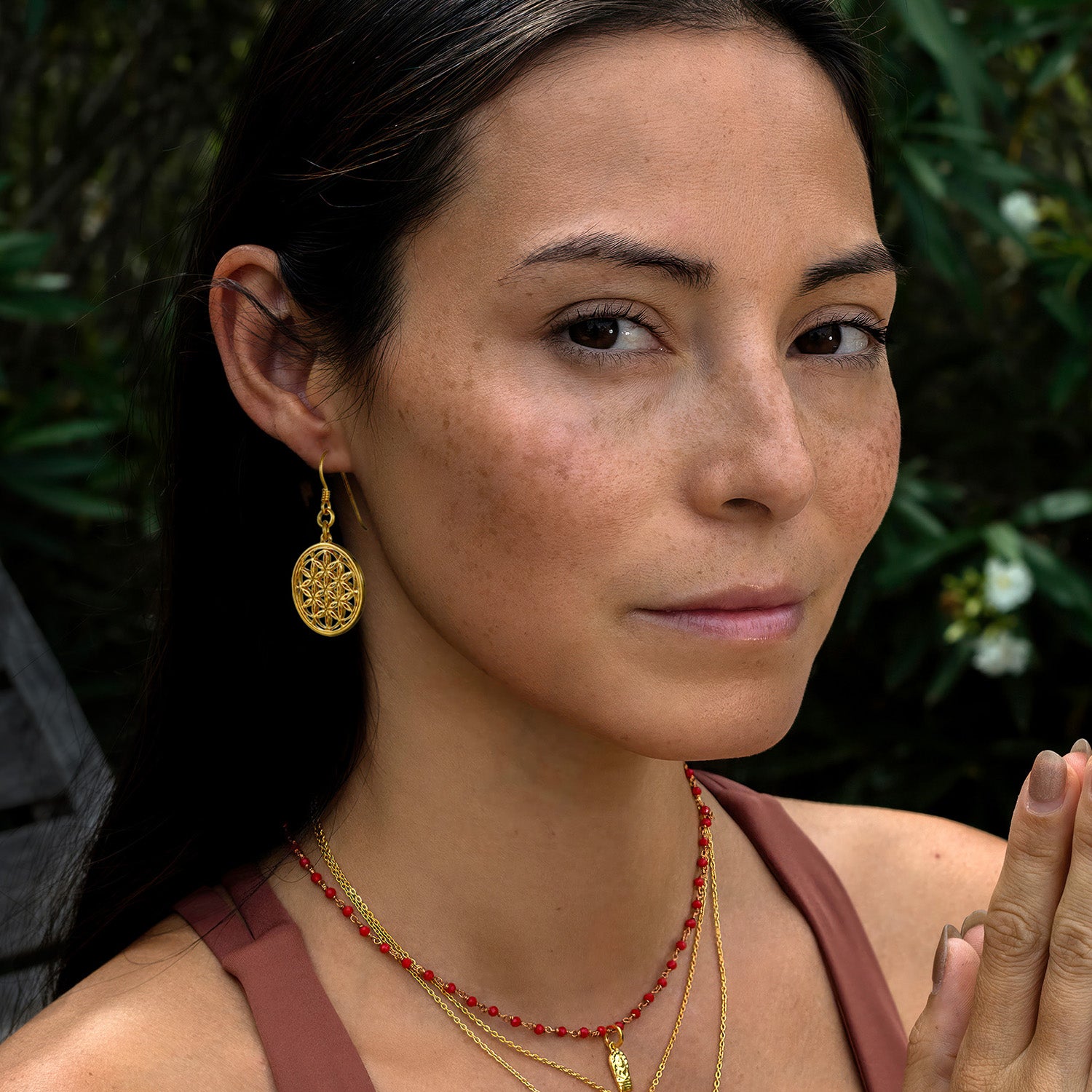 Die balinesische Yogalehrerin Steffi trägt vergoldete Blume des Lebens Ohrhänger von Eternal Bliss