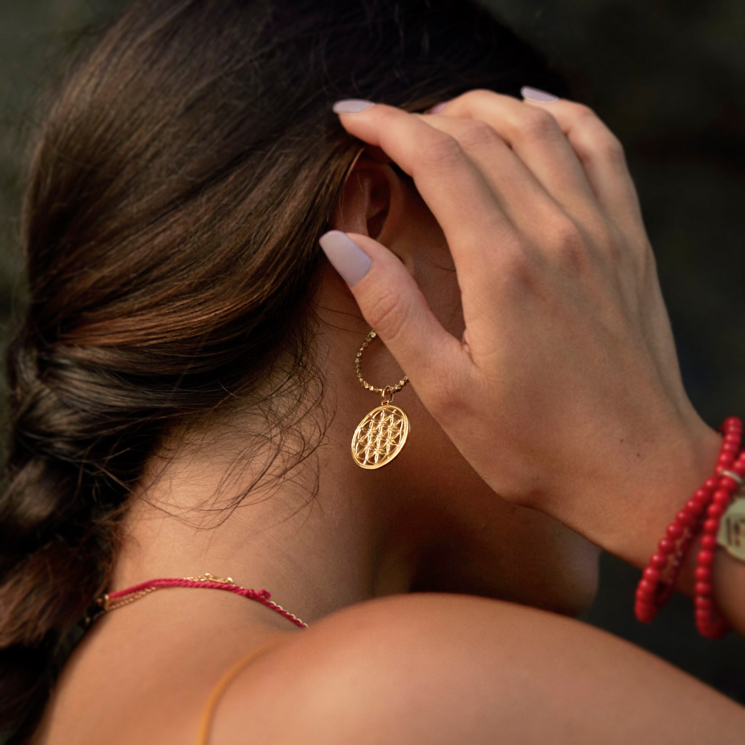 Die balinesische Yogalehrerin Steffi trägt Blume des Lebens Kreolen mit Beads vergoldet