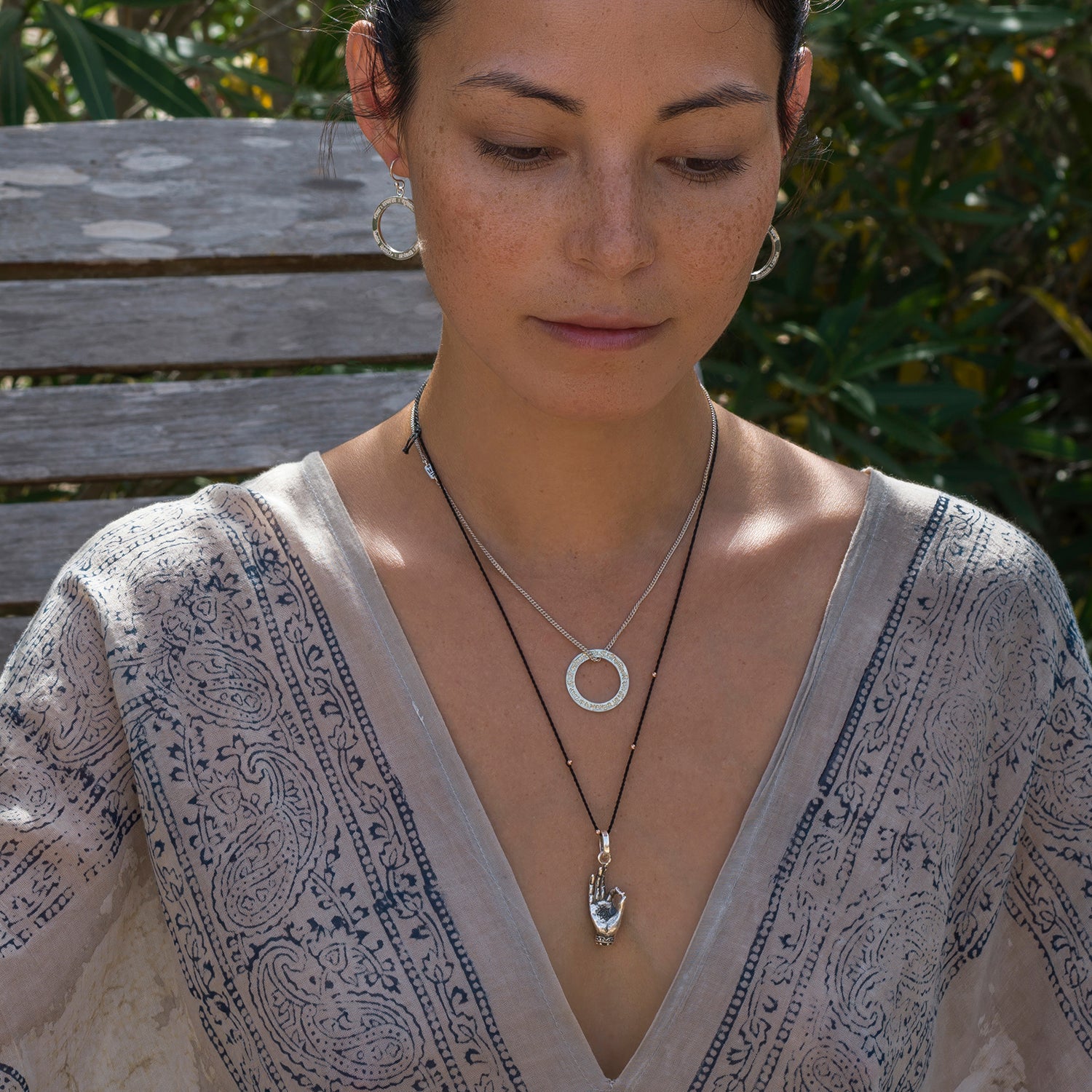Die balinesisch-deutsche Yoga-Lehrerin Steffi kombiniert einen Gayatri-Mantra-Anhänger-mini aus hochwertigem Sterling Silber zu spirituellem Schmuck von ETERNAL BLISS