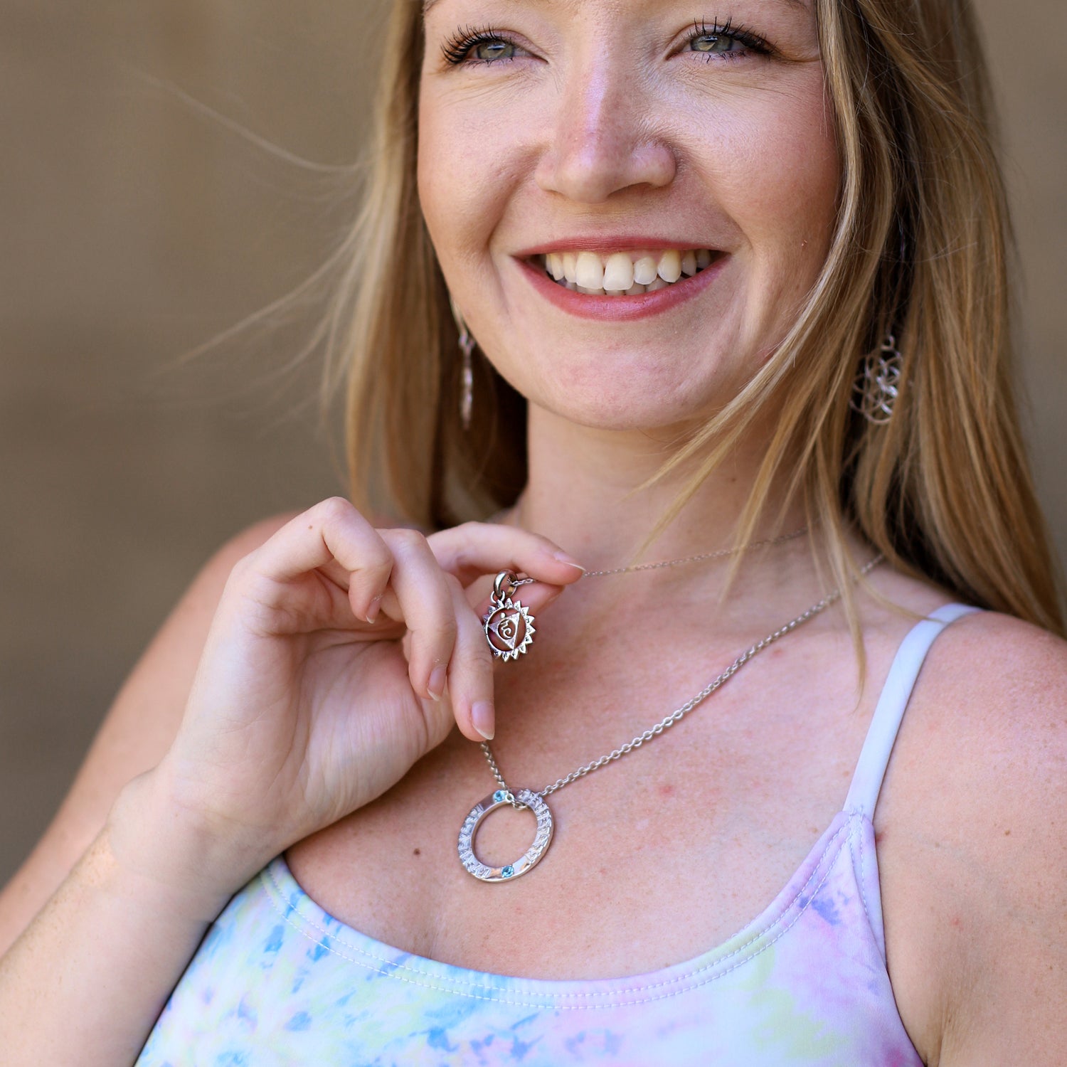 Hedy, Yogalehrerin in Wiesbaden, trägt eine Vishuddha Chakra Kette mit einem Mantra in hochwertigem Sterling Silber von ETERNAL BLISS