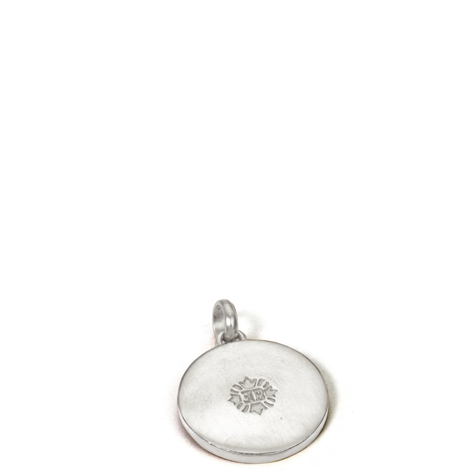 Aufwendig gearbeitete Rückseite des Hekates Rad Anhänger mit Rubin aus hochwertigem Sterling Silber