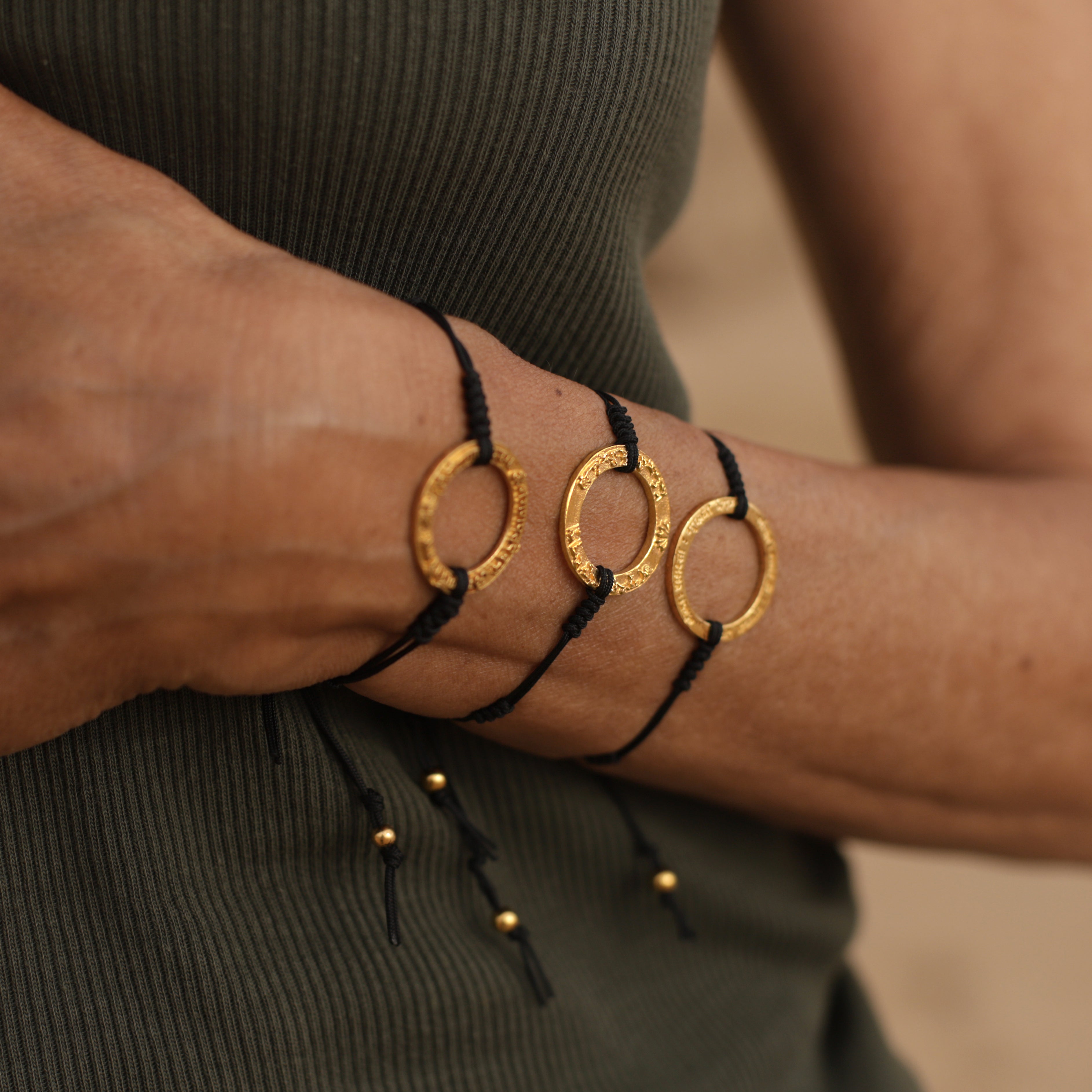 Cora Schwind kombiniert ein Tara Mantra Anhänger mini aus hochwertig vergoldetem Sterling  Silber mit zwei Mantra Armbändern von Eternal Bliss aus der Yoga Schmuckkollektion