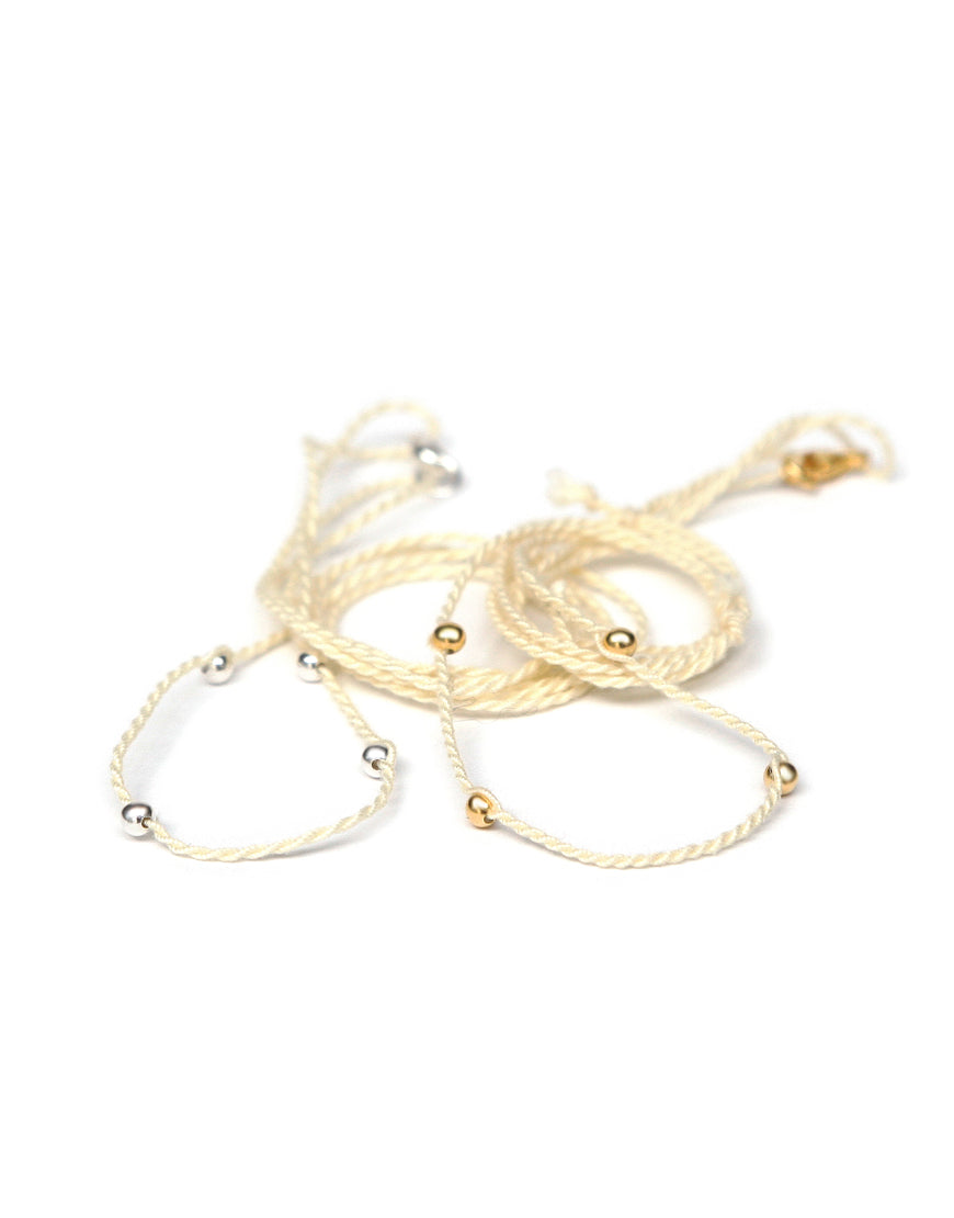 Halsband creme aus Baumwolle mit kontrastierenden Perlen von ETERNAL BLISS