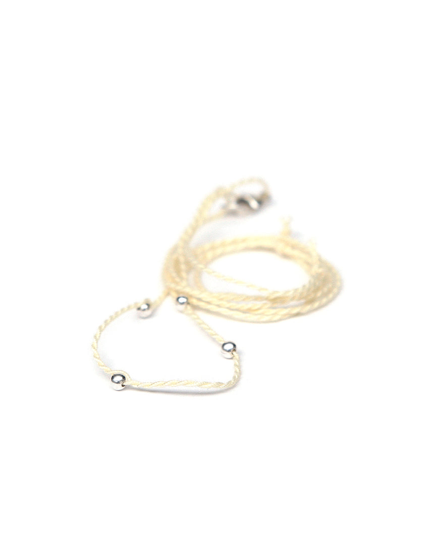 Halsband creme aus Baumwolle mit silbernen Perlen von ETERNAL BLISS
