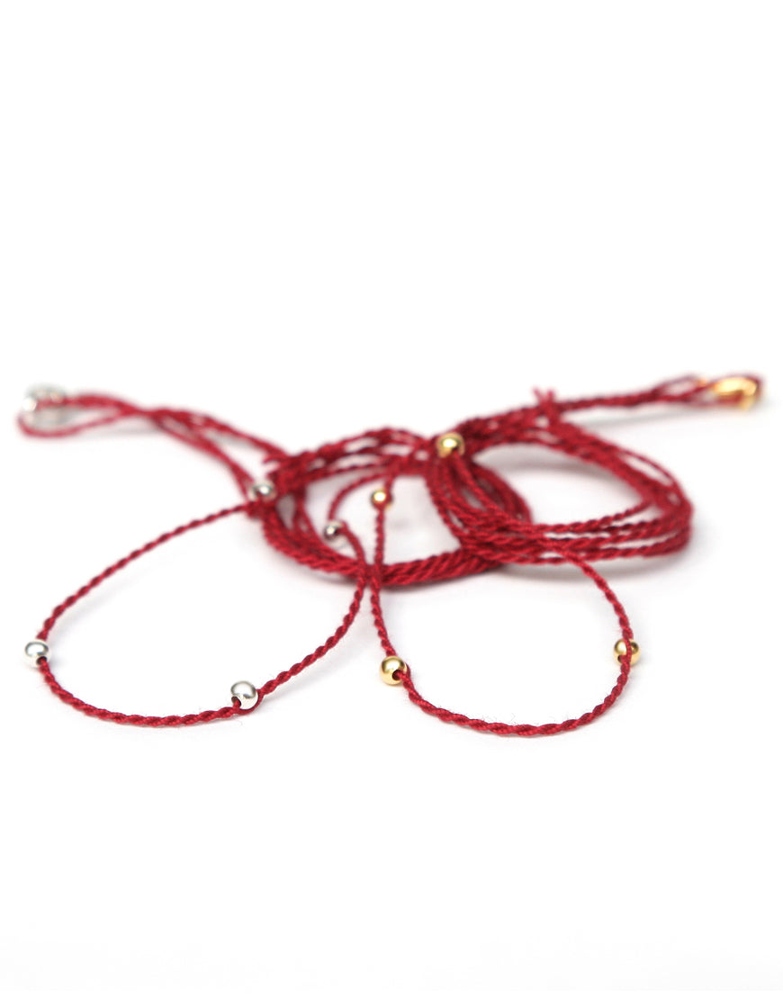 Halsband granat aus Baumwolle mit kontrastierenden Perlen von ETERNAL BLISS