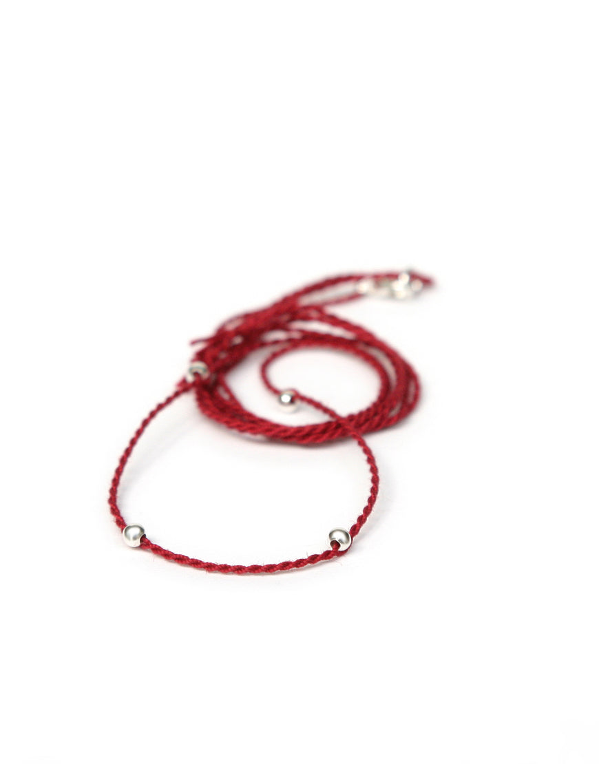 Halsband granat aus Baumwolle mit silbernen Perlen von ETERNAL BLISS