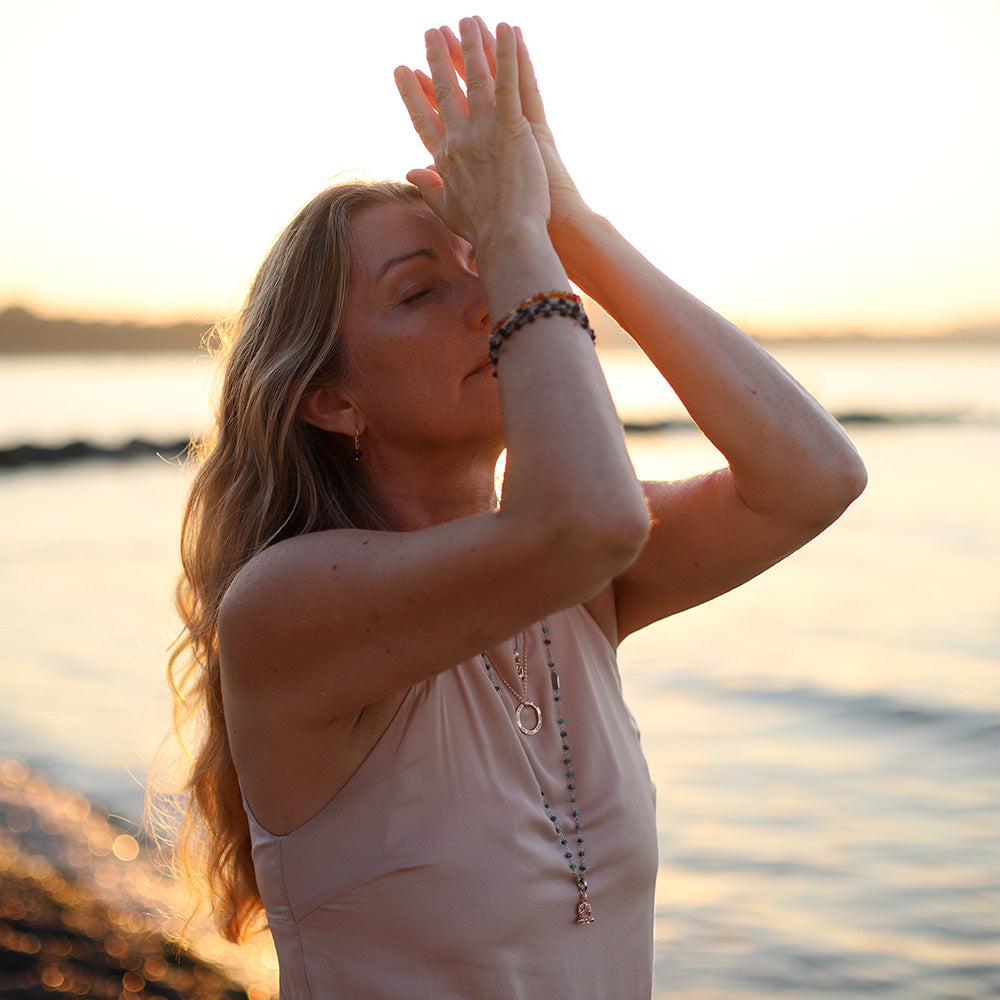 Zu den Sunset Asanas trägt Corinna eine Gayatri Mantra Kette mini in rosé vergoldetem Sterling Silber aus der Yoga Schmuckkollektion