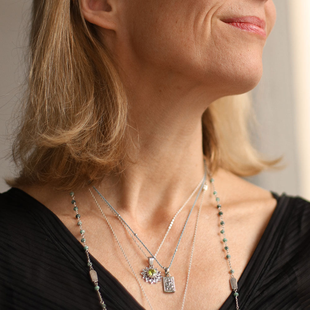 Annette Söhnlein, Yoga Teacher in Berlin, trägt ein Magischer-Buddha-Anhänger mini aus Sterling Silber von ETERNAL BLISS - Spiritueller Symbol Schmuck