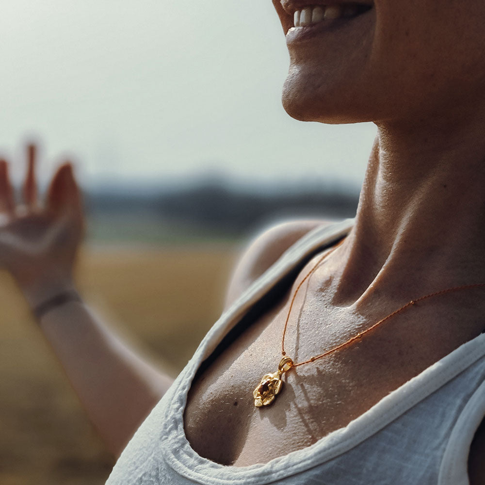 Hedy trägt einen Sakral Chakra Anhänger vergoldet mit Madeira Citrin von ETERNAL BLISS - Spriritueller Schmuck