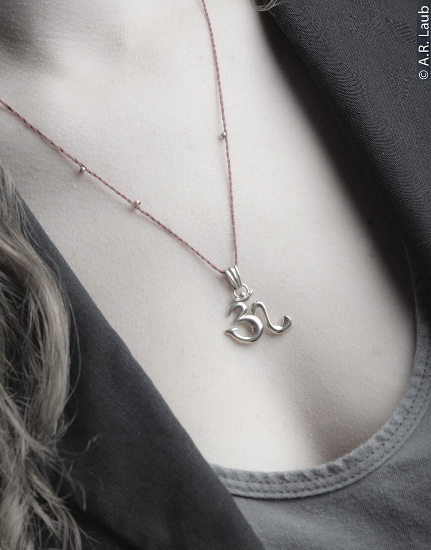 Om Halsband aus Sterling Silber vergoldet von Eternal Bliss getragen