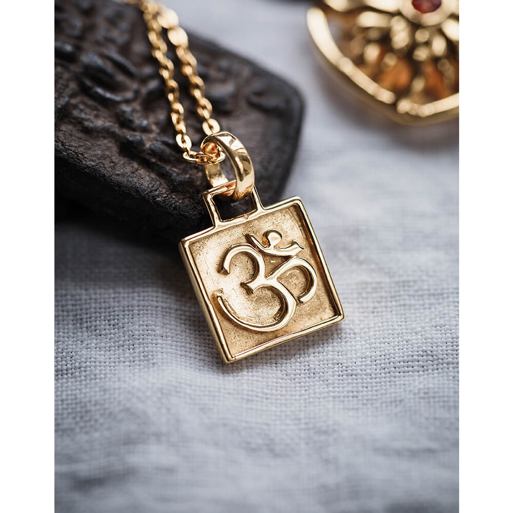 Om Anhänger spirituelle Stärke mit Kette vergoldet von ETERNAL BLISS - Spiritueller Schmuck