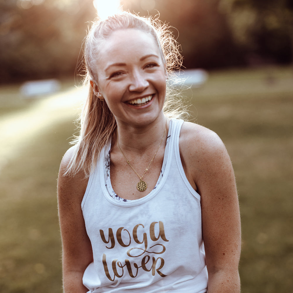 Die Yogalehrerin Hedy trägt einen Blume des Lebens Anhänger mini vergoldet