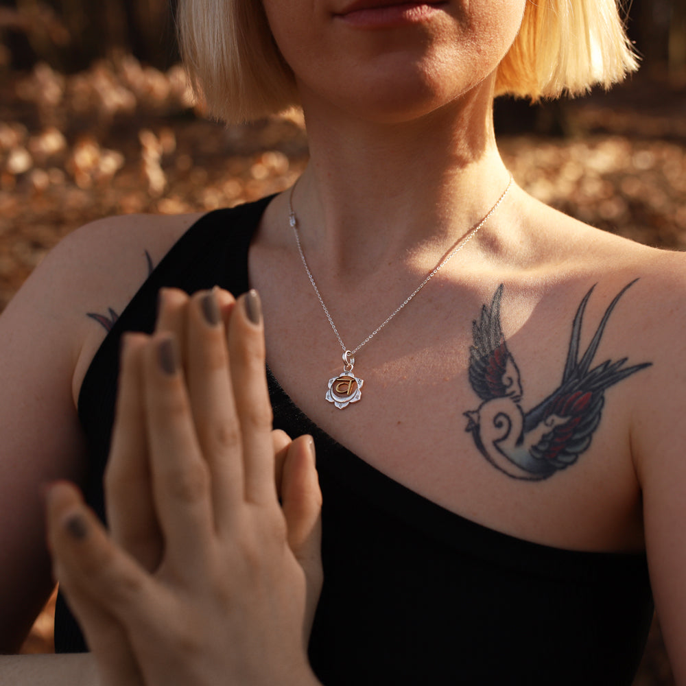 Maria B., Yogalehrerin in Berlin, trägt eine Svadisthana Chakra Kette mit hochwertig vergoldetem Mantra aus Sterling Silber von ETERNAL BLISS