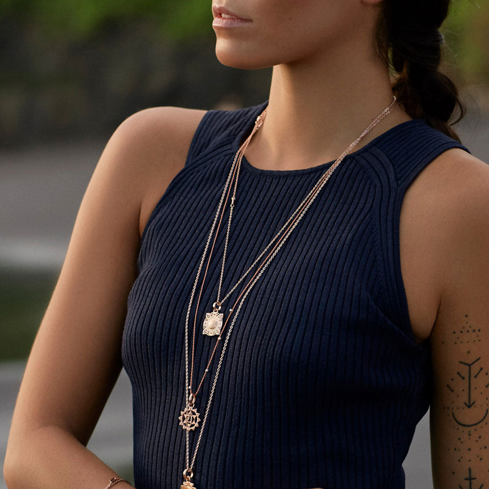 Die balinesische Yogalehrerin Steffi trägt einen Anahata Chakra Anhänger rosévergoldet mit Kette von ETERNAL BLISS - Spriritueller Schmuck