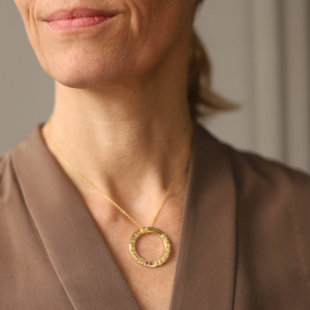 Annette Söhnlein, Yoga Teacher in Berlin, trägt ein Krishna Mantra Anhänger aus vergoldetem Sterling Silber mit Rubin von ETERNAL BLISS aus der Spirituellen Schmuckkollektion