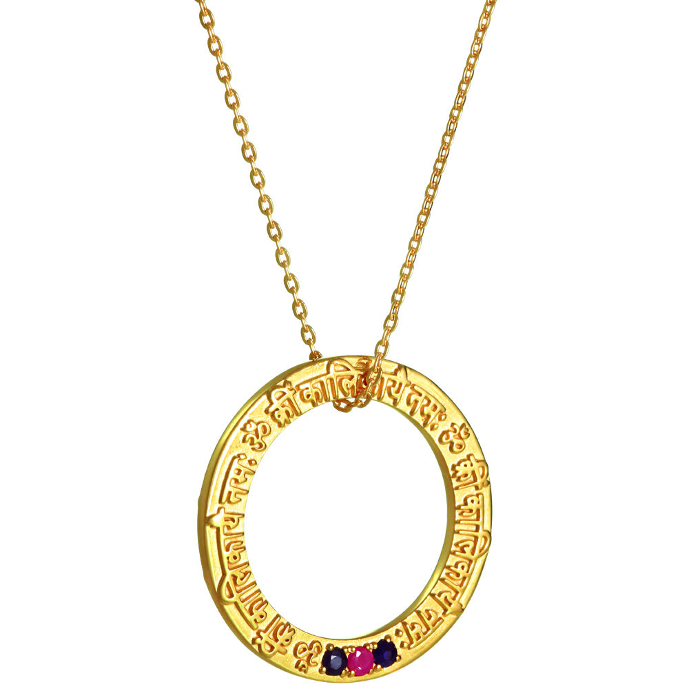 Kali Mantra Anhänger aus vergoldetem Sterling Silber mit Rubin und Saphir Edelsteinen von ETERNAL BLISS aus der Spirituellen Yoga Schmuckkollektion