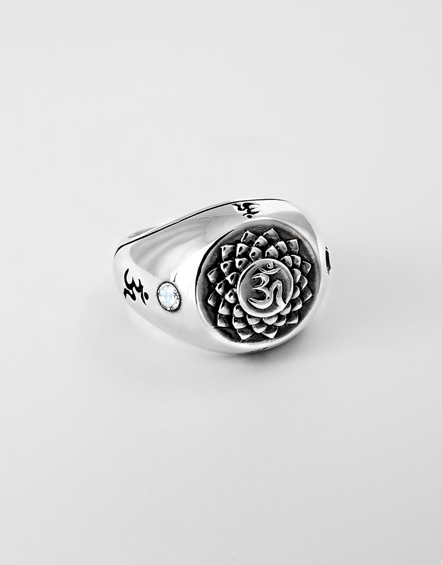 ETERNAL BLISS Siegelring - Kronenchakra mit Bergkristall - Sterling Silber handgearbeitet liegend