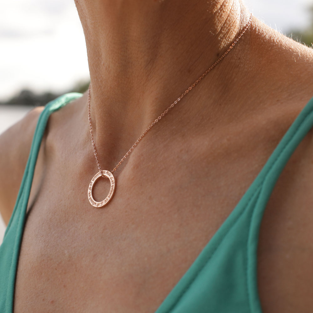 Yoga teacher Hedy trägt eine Lakshmi Mantra Kette mini in rosé vergoldetem Sterling Silber aus der Yoga Schmuckkollektion