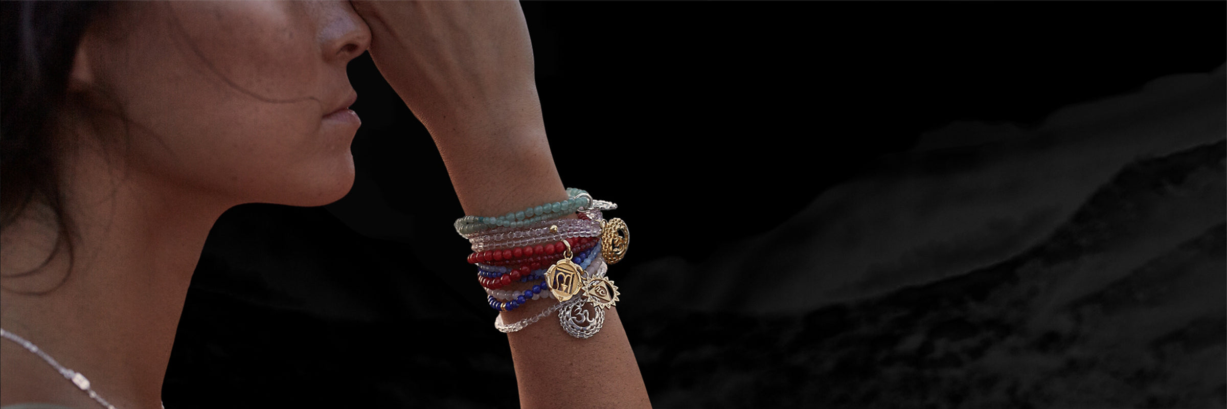 Chakra Armbänder mit Chakra Symbolen der 7 Hauptchakren| Schmuck mit spiritueller Bedeutung | Sterling Silber hochwertig vergoldet mit Edelsteinen akzentuiert | ETERNAL BLISS