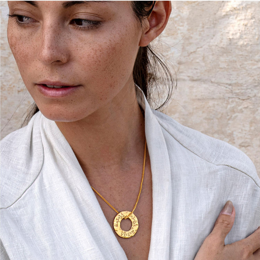 Die Yogalehrerin Steffi trägt ein hochwertig vergoldeten Om-Mani-Padme-Hum-Anhänger aus Sterling Silver handgearbeitet von ETERNAL BLISS