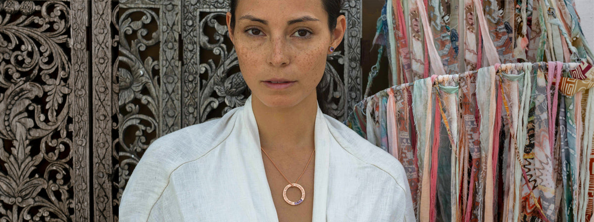 Steffi trägt ein hochwertig rosévergoldetes Ganesha Mantra Amulett an einer feiner Panzerkette aus der  Ganesha Mantra Schmuck Kollektion von ETERNAL BLISS - Spiritueller Schmuck