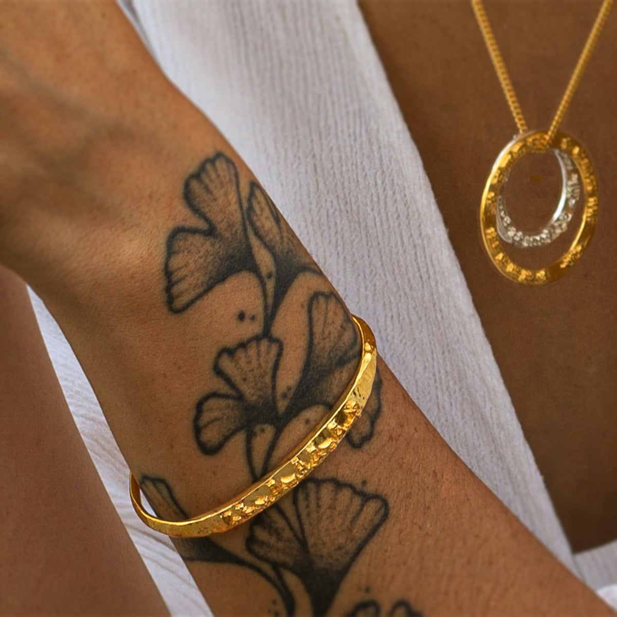 Yoga teacher Steffi combines a gold-plated Tara mantra bracelet with a mantra necklace from the spiritual jewelry collection