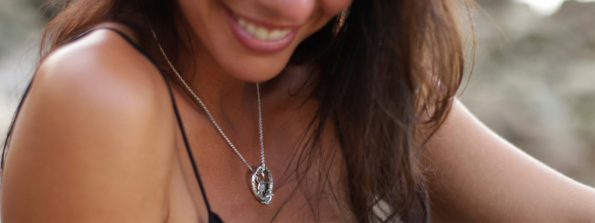 Spiritueller Schmuck: Gianna Winter, Yoga Lehrerin in Bangkok, trägt die Halskette "Essenz des Seins" aus der Shiva Mantra Kollektion