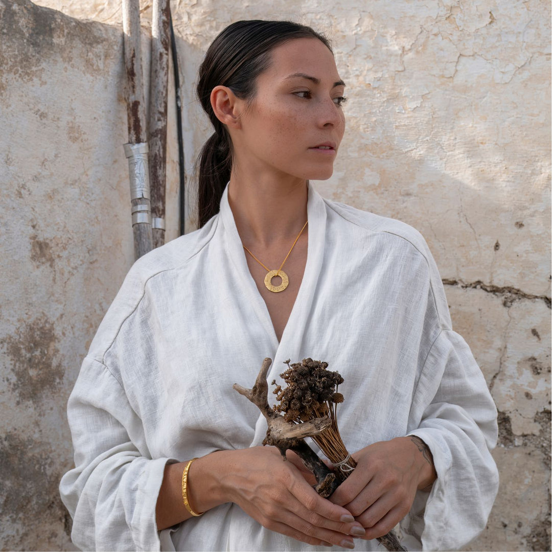 Die Yogalehrerin Steffi kombiniert verschiedenen Om-Mani-Padme-Hum-Schmuck aus vergoldetem Sterling Silver von ETERNAL BLISS