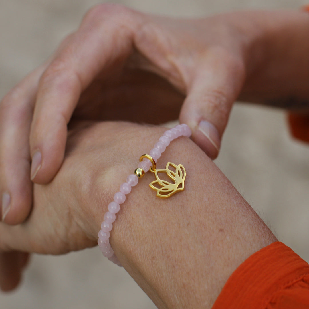 Die Yoga Lehrerin Annette Söhnlein trägt ein hochwertig vergoldetes Symbolschmuck-Armband mit Edelsteinen aus der Symbolarmband Kollektion von ETERNAL BLISS