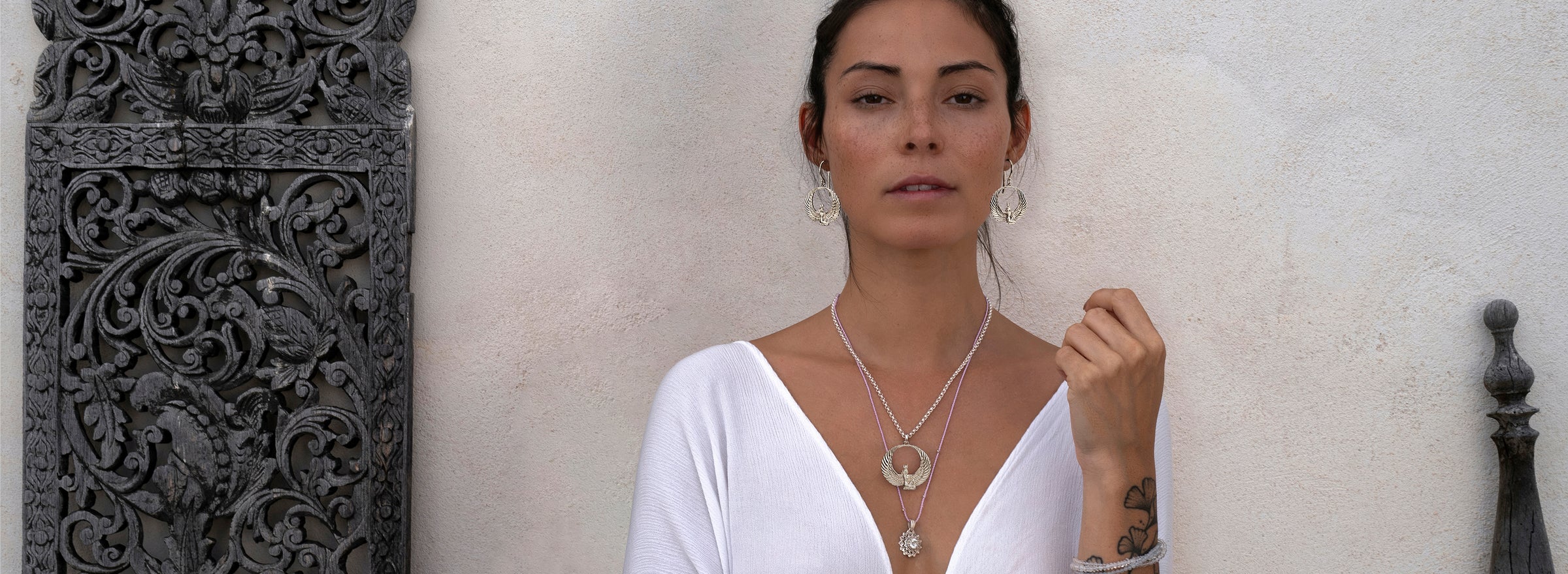 Spirituelle Schmuckkollektion: Steffi aus Bali trägt zu ihrem weißen Kleid silbernen Isis Schmuck