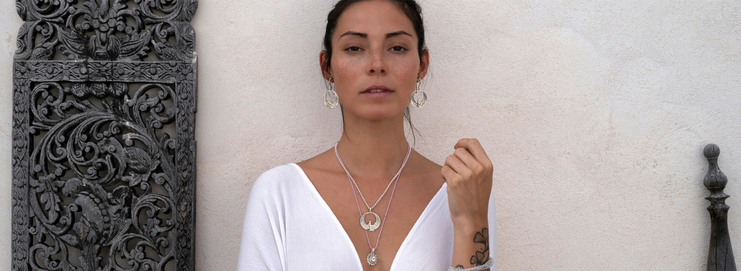 Spirituelle Schmuckkollektion: Steffi aus Bali trägt zu ihrem weißen Kleid silbernen Isis Schmuck