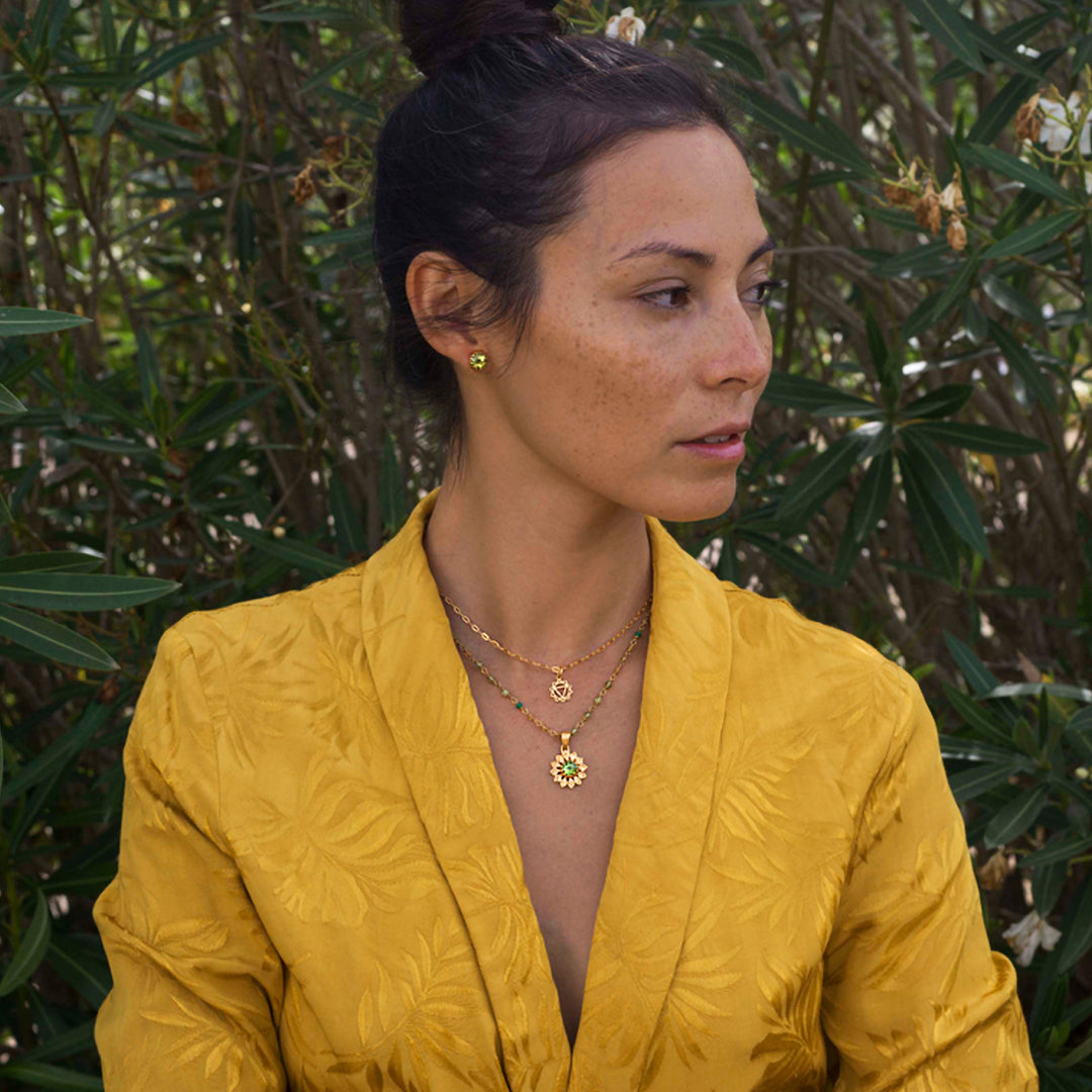 Die Yogalehrerin Steffi trägt zwei Chakra Ketten mit Anhängern aus der Chakra Anhänger und Ketten Kollektion