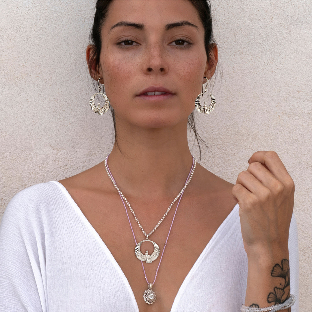 Die Yoga Lehrerin Steffi trägt einen hochwertige Symbolschmuck-Anhänger mit Edelsteinen aus der Symbolanhänger-Kollektion von ETERNAL BLISS