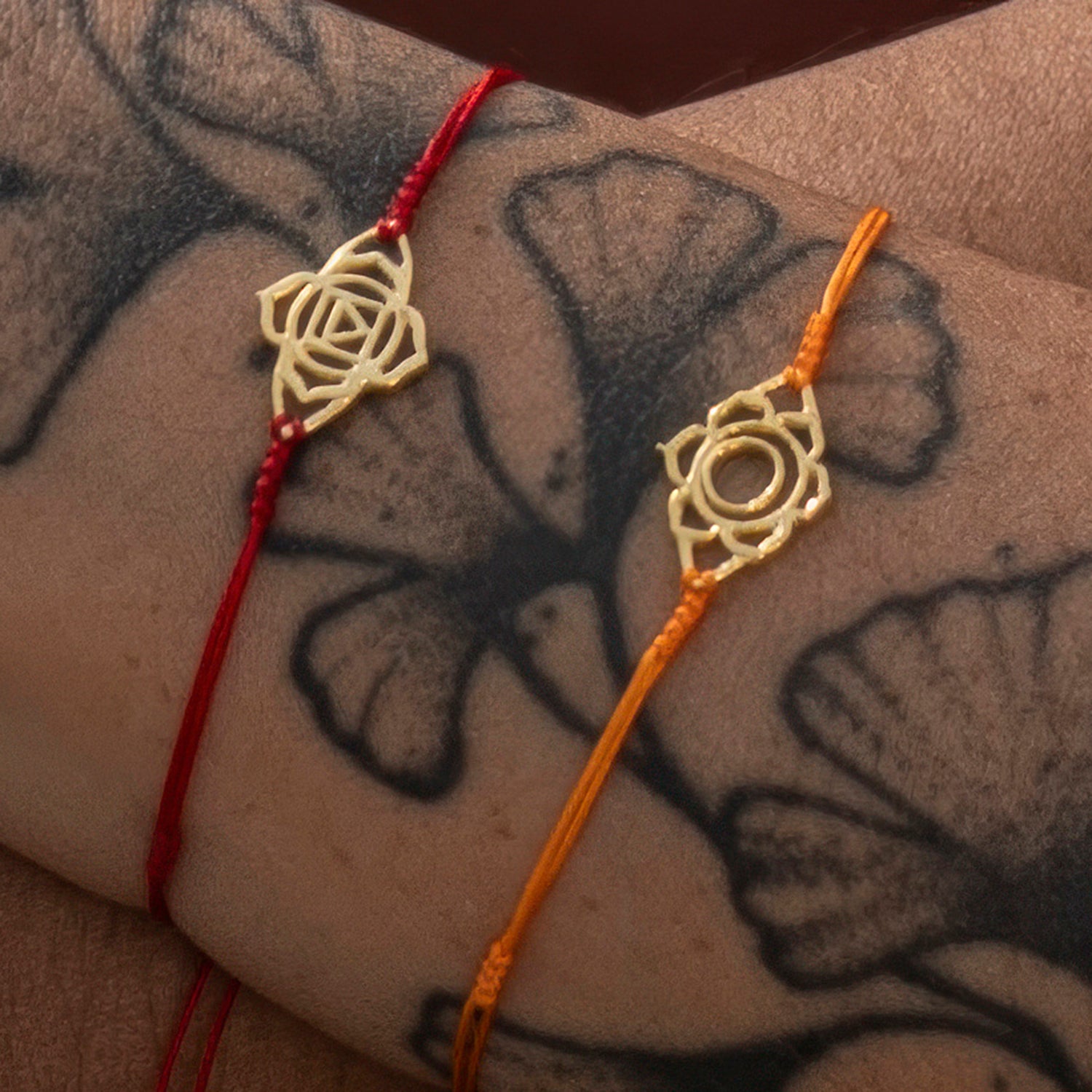 Detail von vergoldetem Sakral Chakra Armband mini von ETERNAL BLISS - Spiritueller Schmuck