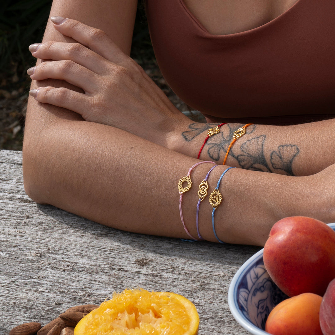 Die Yogalehrerin Steffi trägt unter anderem ein Hals Chakra Armband mini vergoldet  von ETERNAL BLISS - Spiritueller Schmuck