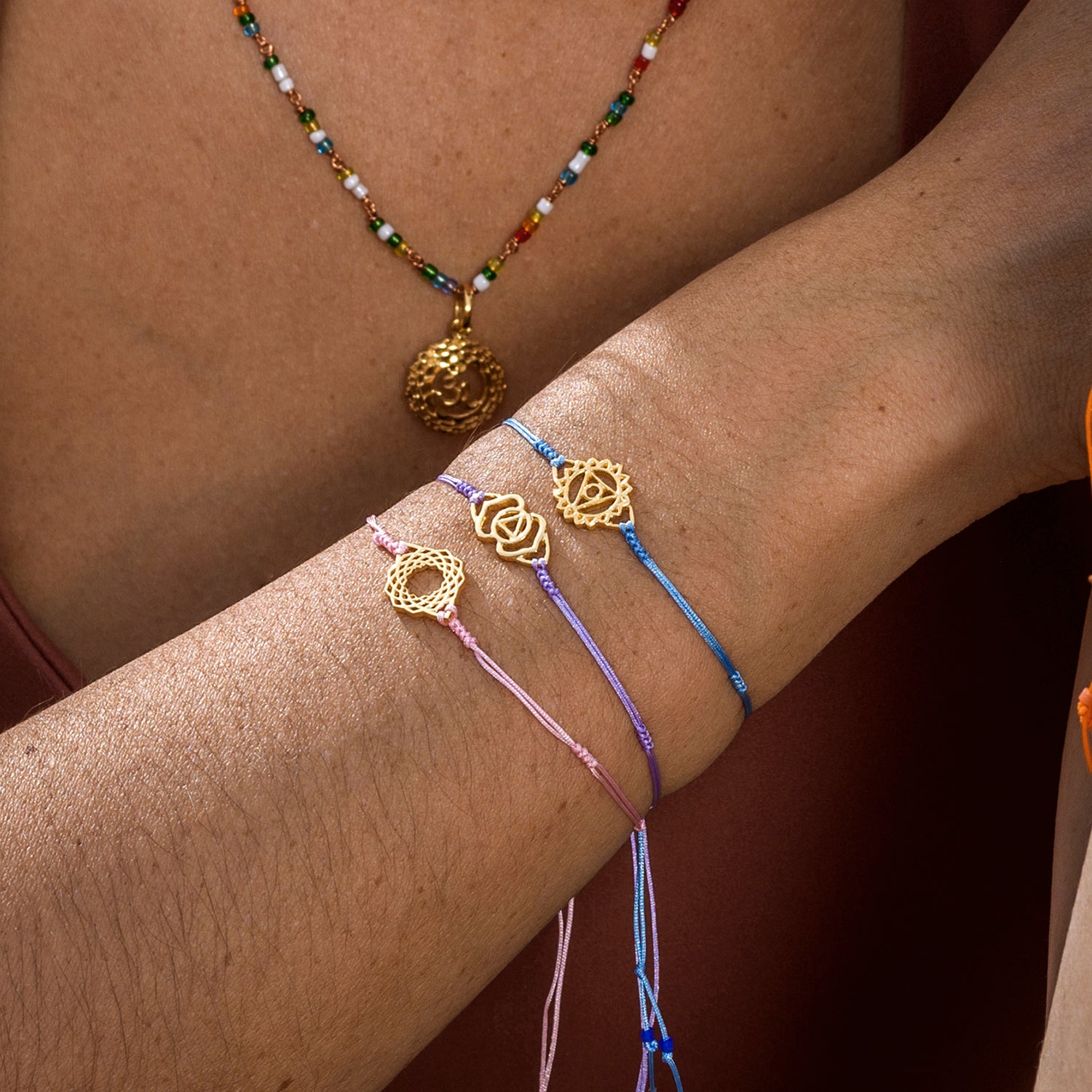 Die Yogalehrerin Steffi kombiniert ein Kronen Chakra Armband mini vergoldet  von ETERNAL BLISS - Spiritueller Schmuck