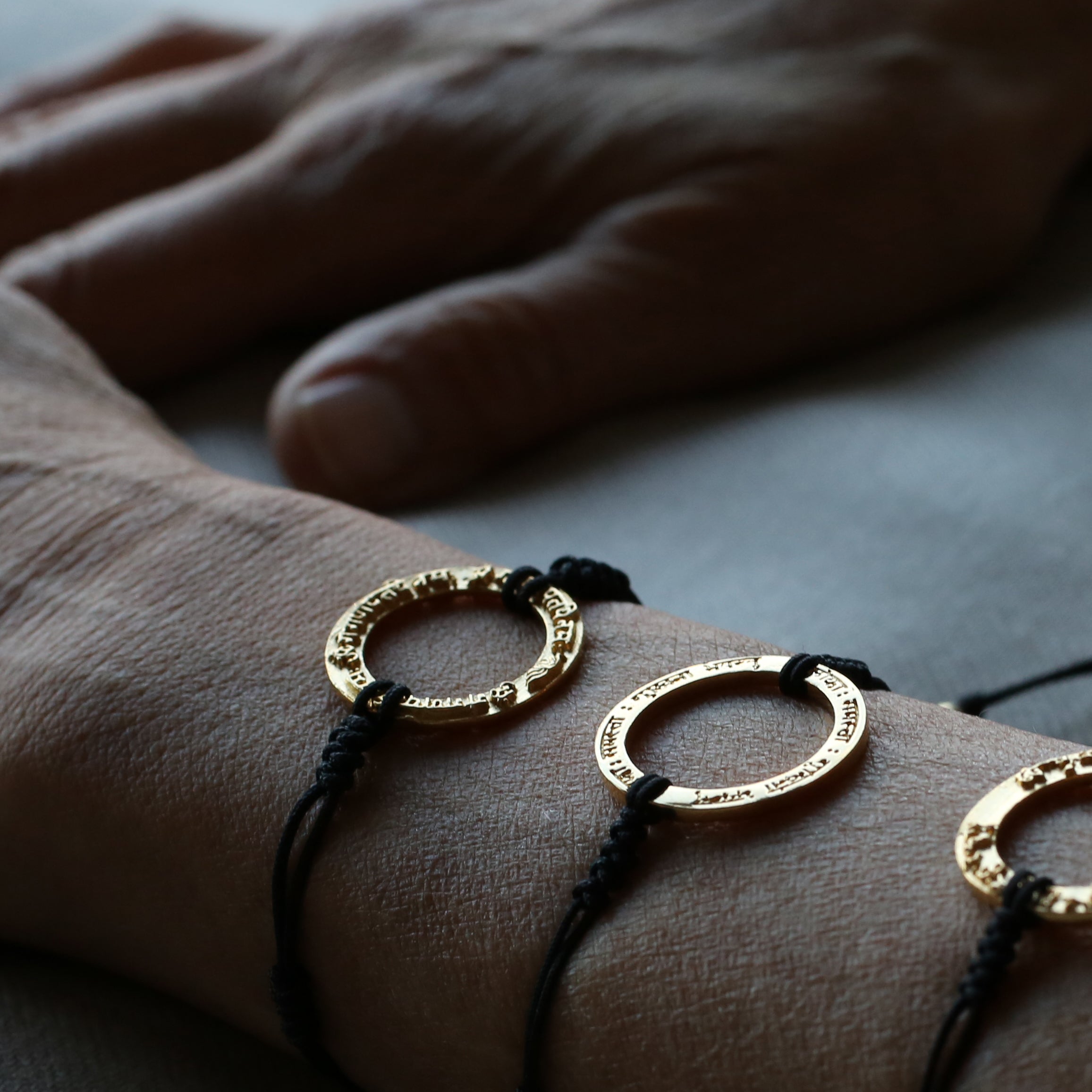 Cora Schwind führt uns dieses schöne Lokah Samastah Mantra Armband vergoldet vor.
